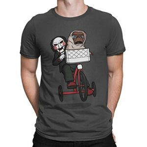 Camiseta gris con diseño de personajes disfrazados en un triciclo.