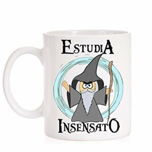 Taza blanca con un dibujo de mago y el texto "Estudia Insensato".