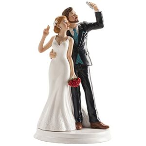 Figura de novios sacándose una selfie, de la marca Dekora, ideal para decorar tartas de boda.