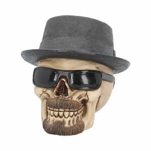 Figura de calavera marrón con sombrero y gafas de sol negras.