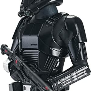 Busto detallado de un Death Trooper de Star Wars con armadura negra y rifle.