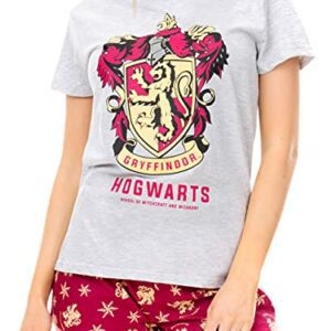 Mujer con pijama de Harry Potter gris con escudo de Hogwarts.