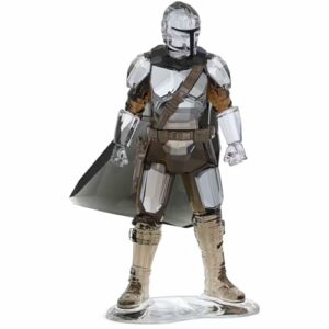 Figura decorativa de cristal de Mandalorian con detalles precisos, de Swarovski.