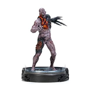 Estatua de Tyrant T-002 de Resident Evil, de pie en una plataforma, con detalles monstruosos y una apariencia terrorífica.