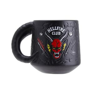 Taza negra Paladone con diseño Hellfire Club de Stranger Things.