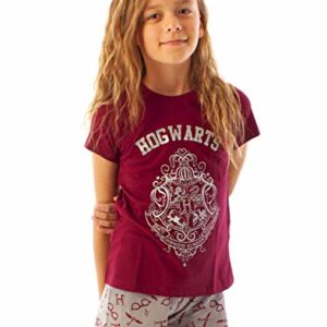 Niña con pijama de Harry Potter, camiseta de Hogwarts y pantalones cortos con estampado de gafas.