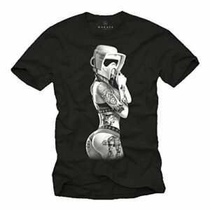 Camiseta negra con ilustración de una mujer tatuada usando casco de Stormtrooper, marca MAKAYA.