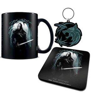 Taza negra con imagen de The Witcher, llavero de lobo y posavasos a juego.