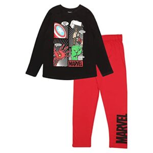 Pijama infantil de Marvel con camiseta negra y pantalones rojos.