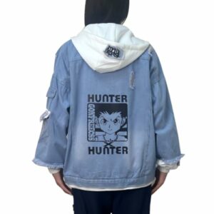 Chaqueta vaquera azul unisex con capucha blanca y diseño de "Hunter X Hunter" en la espalda.