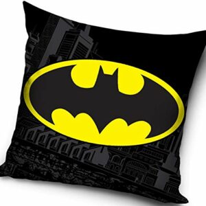 Cojín de poliéster negro con logotipo de Batman en amarillo y fondo de ciudad gris.