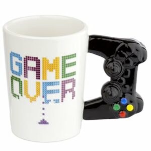 Taza blanca con asa en forma de mando de consola y texto "GAME OVER" en colores pixelados.