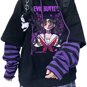 Chica con sudadera negra de estilo Kawaii con estampado de anime y mangas a rayas púrpuras.