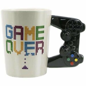 Taza blanca con asa en forma de control de videojuego y texto "Game Over".