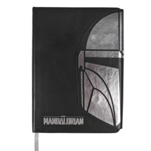 Cuaderno negro con el casco de The Mandalorian en plata y el logo de Star Wars.