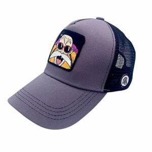 Gorra gris con una imagen de un personaje de anime en el frente.