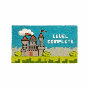 Felpudo de coco con diseño de castillo y texto "LEVEL COMPLETE".