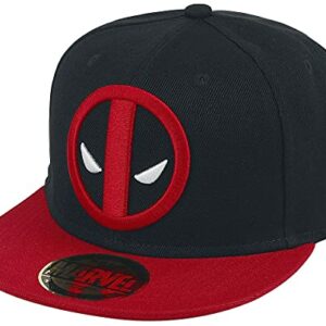 Gorra negra y roja con el logotipo de Deadpool en el frente.