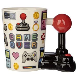 Taza de cerámica con diseño de videojuegos y mango en forma de joystick.