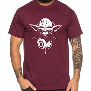 Camiseta borgoña con Yoda DJ estampado.