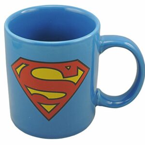 Taza azul de cerámica con el logo de Superman en rojo y amarillo.