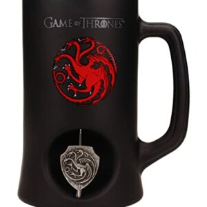 Jarra negra de "Game of Thrones" con emblema de dragones rojos y escudo metálico.