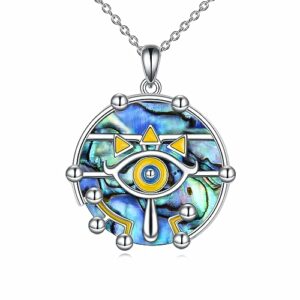 Collar de plata con colgante inspirado en la leyenda de Zelda, decorado con colores azul y amarillo.