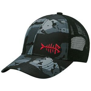 Gorra de béisbol camuflada con logo rojo de pez y malla trasera.