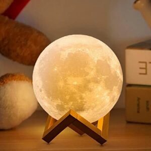 Lámpara de luna con soporte de madera y luz cálida decorativa.