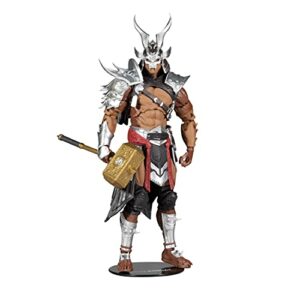 Figura de acción de Shao Kahn de Mortal Kombat, con armadura detallada y martillo dorado.