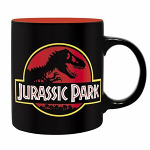 Taza negra de Jurassic Park con logo del T-Rex en rojo y amarillo.