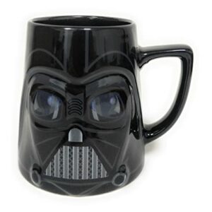 Taza negra con relieve del casco de Darth Vader de Star Wars.