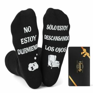 Calcetines negros con frases divertidas "No estoy durmiendo" y "Solo estoy descansando los ojos".