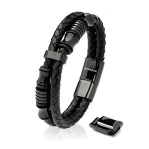 Pulsera de cuero negro trenzado con detalles metálicos, marca SERASAR.