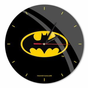 Reloj de pared negro con el logotipo de Batman en el centro.