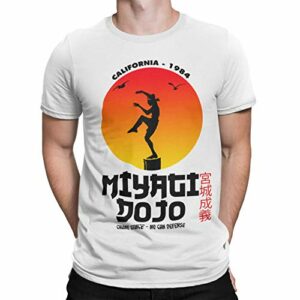 Camiseta blanca con diseño de Karate Kid y texto "Miyagi Dojo".