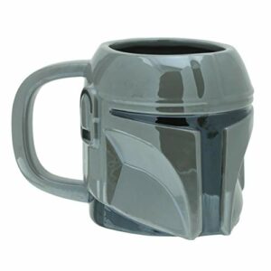 Taza de cerámica grande con diseño de casco mandaloriano, color gris metálico.