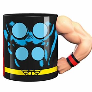 Taza negra de Thor con asa en forma de brazo muscular y diseño de cómic.