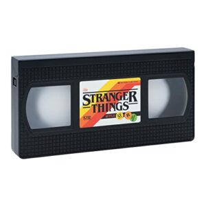 Luz en forma de VHS de Stranger Things, negra con etiqueta colorida.