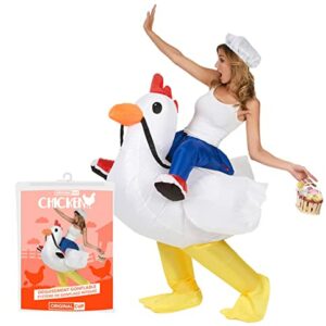 Mujer vestida con un llamativo disfraz hinchable de pollo montado que incluye un sombrero de chef.