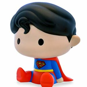 Hucha chibi de Superman sentado con traje multicolor, marca Plastoy.