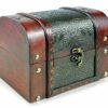 Caja de madera maciza marrón estilo pirata vintage con detalles decorativos.