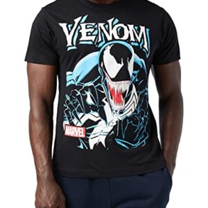 Hombre con camiseta negra de Venom con diseño llamativo del personaje y logo de Marvel.