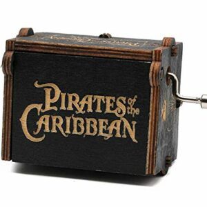 Caja de música de madera con diseño de Piratas del Caribe y manivela.