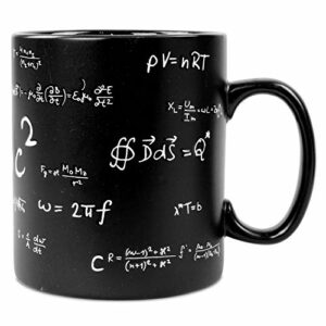 Taza de café negra con fórmulas matemáticas blancas de la marca Out of the Blue.