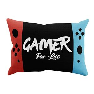 Cojín rectangular multicolor con diseño "GAMER FOR LIFE" en el centro.