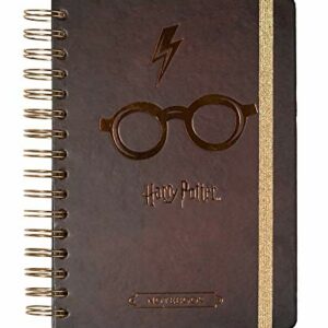 Cuaderno A5 Harry Potter con tapa marrón y detalles dorados de gafas y rayo.