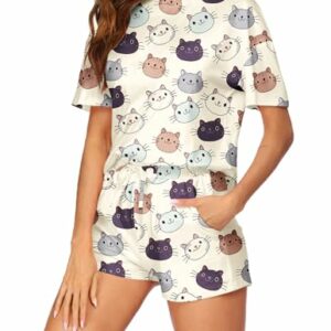 Conjunto de pijamas cortos de mujer con estampado de gatos en tonos pastel.