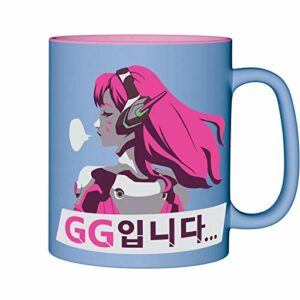 Taza azul de ABYSTYLE con ilustración de D.Va de Overwatch.