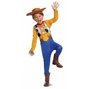 Niño con disfraz de Woody de Toy Story, con sombrero vaquero y botas marrones.